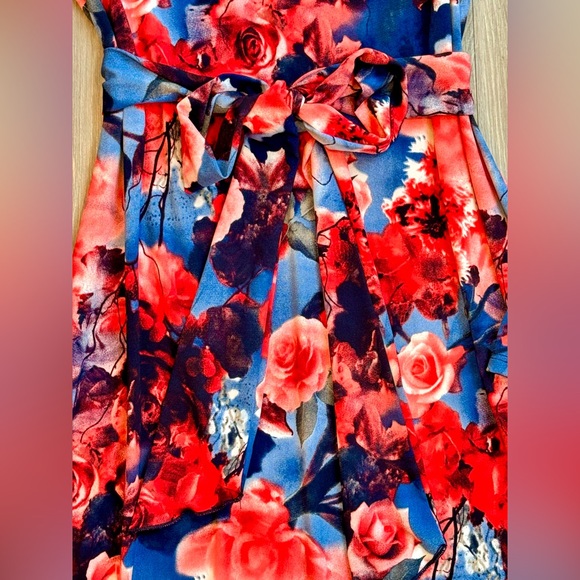 Beautiful size Medium floral stretchy maxi dress from Pink Blush!!! - Picture 2 of 2